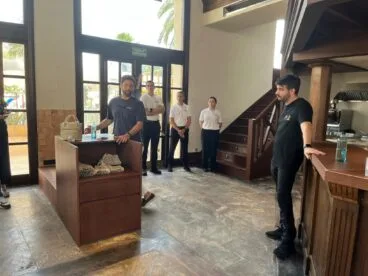 Edu Espejo y parte del equipo en el interior del nuevo restaurante Casa Pescadores en Dénia.