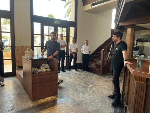 Imatge: Edu Espejo i equip a l'interior del restaurant Casa Pescadores Dénia.