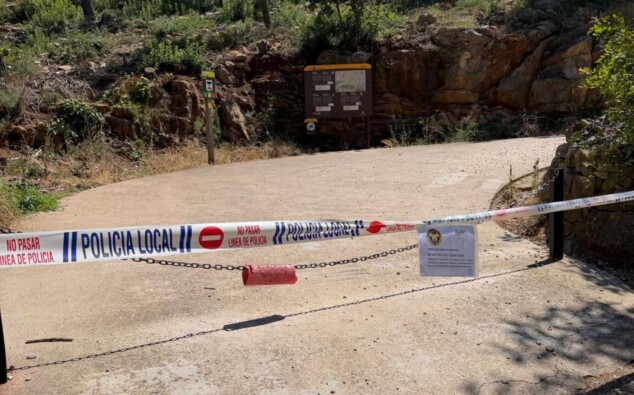 Cerrados los accesos del Parque Natural del Montgó por riesgo extremo de incendios y ola de calor 1 Imagen: Acceso a parque natural cerrado con cinta de policía local y cartel de aviso por riesgo de incendio