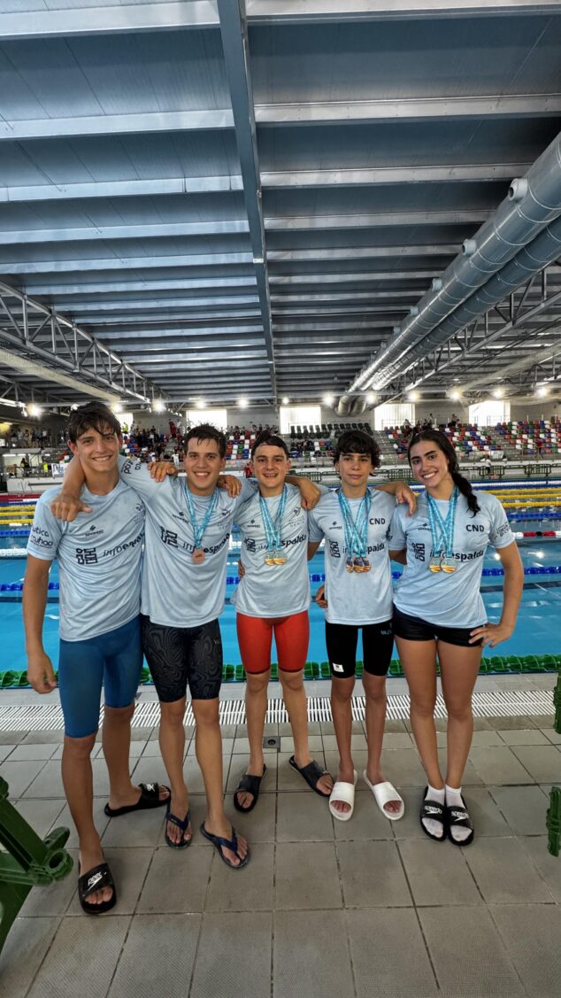 El Club Natació Dénia firma el mejor Campeonato Autonómico Infantil de su historia con ocho medallas 1 Imagen: Nadadores del Club Natació Dénia con medallas en la piscina de Castellón