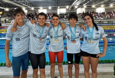 Los nadadores del Club Natació Dénia posan con sus medallas en Castellón
