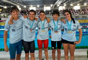 Nadadores del Club Natació Dénia con medallas en la piscina de Castellón
