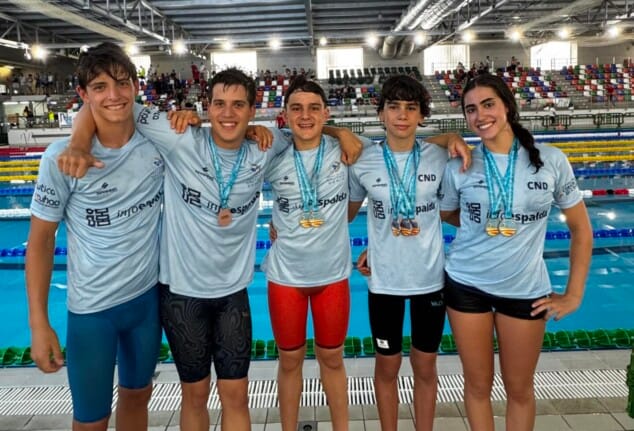 Nadadores del Club Natació Dénia con medallas en la piscina de Castellón