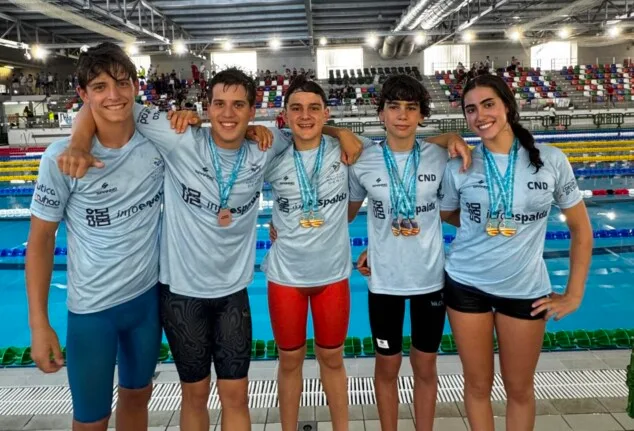 Nadadores del Club Natació Dénia con medallas en la piscina de Castellón