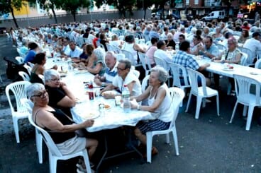 Mesas llenas y gran ambiente entre los asistentes a la tradicional Cocà del Major