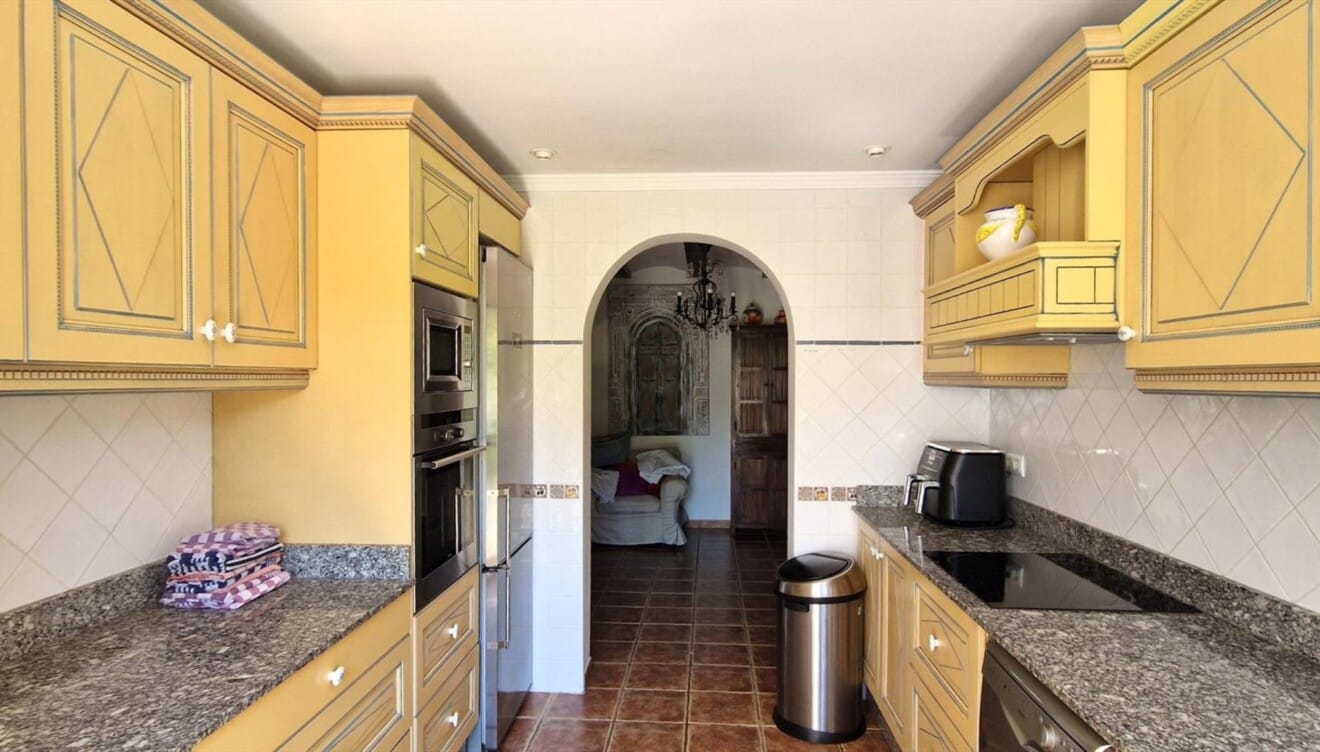 Cocina espaciosa y luminosa