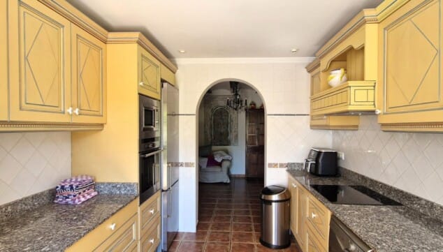 cocina espaciosa y luminosa