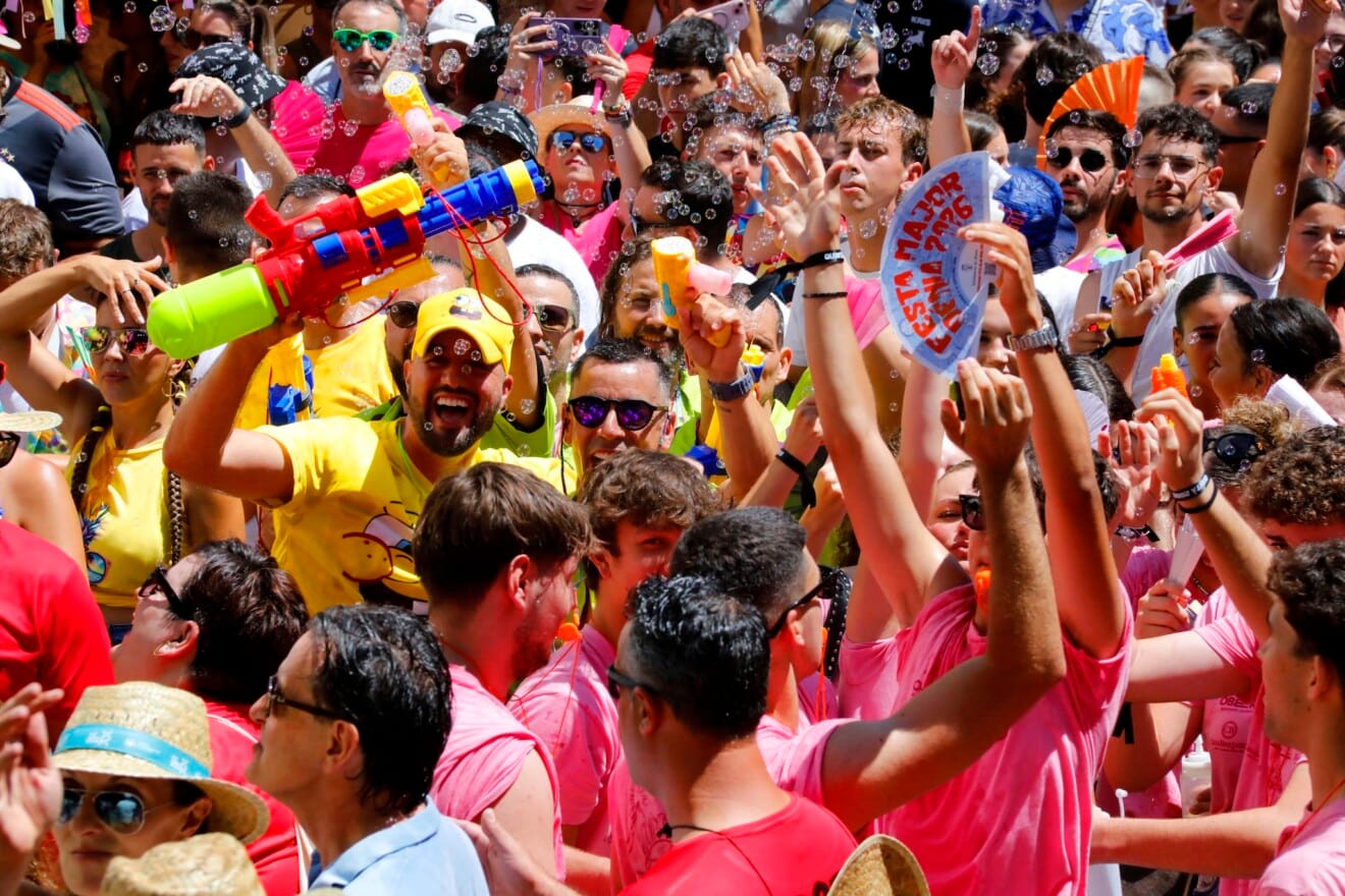 Color, agua y calor en una Glorieta del País Valencià completamente abarrotada por las peñas
