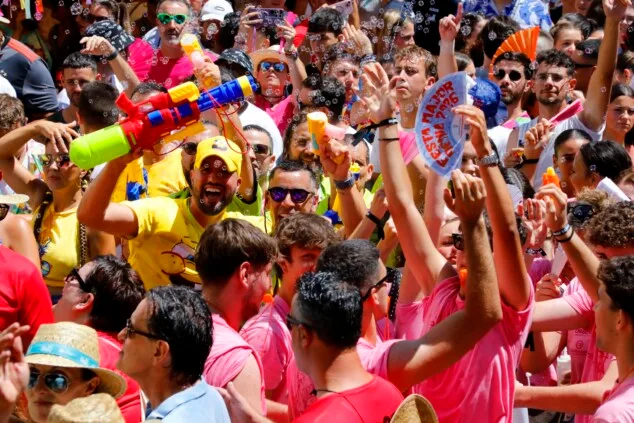 Dénia ya está en fiestas: miles de personas abarrotan la Glorieta en un arranque masivo 19 cohete anunciador de las fiestas de denia 2026 12