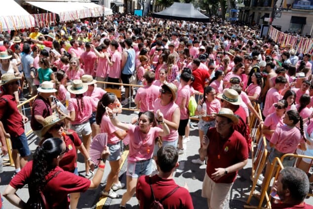 Dénia ya está en fiestas: miles de personas abarrotan la Glorieta en un arranque masivo 37 cohete anunciador de las fiestas de denia 2026 14