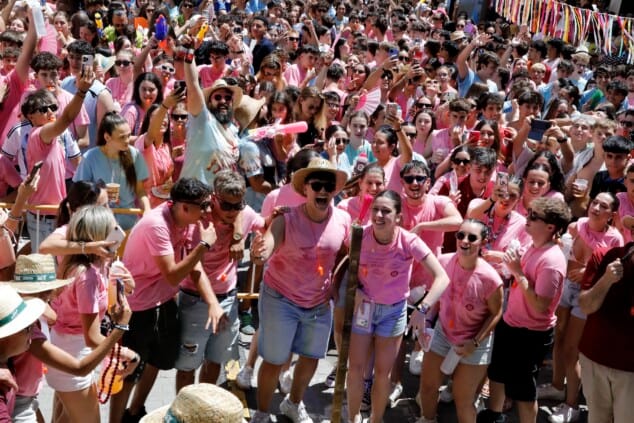 Dénia ya está en fiestas: miles de personas abarrotan la Glorieta en un arranque masivo 30 cohete anunciador de las fiestas de denia 2026 21
