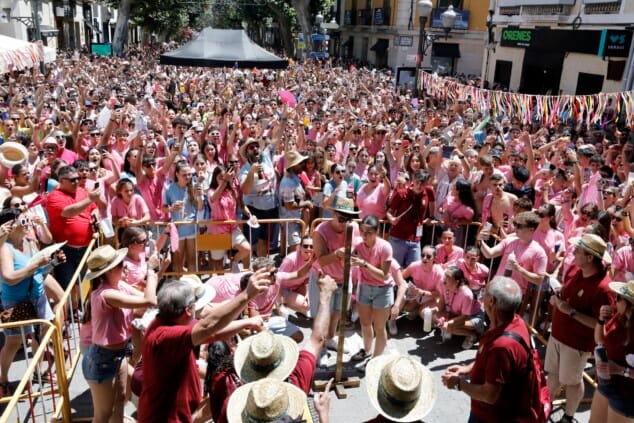 Dénia ya está en fiestas: miles de personas abarrotan la Glorieta en un arranque masivo 25 cohete anunciador de las fiestas de denia 2026 26