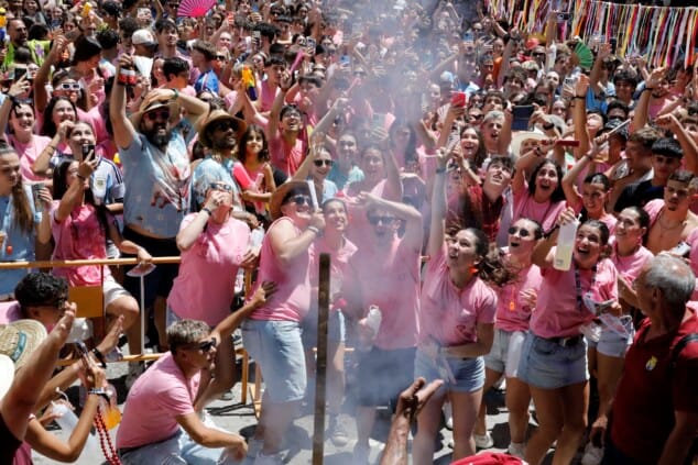 Dénia ya está en fiestas: miles de personas abarrotan la Glorieta en un arranque masivo 21 cohete anunciador de las fiestas de denia 2026 30
