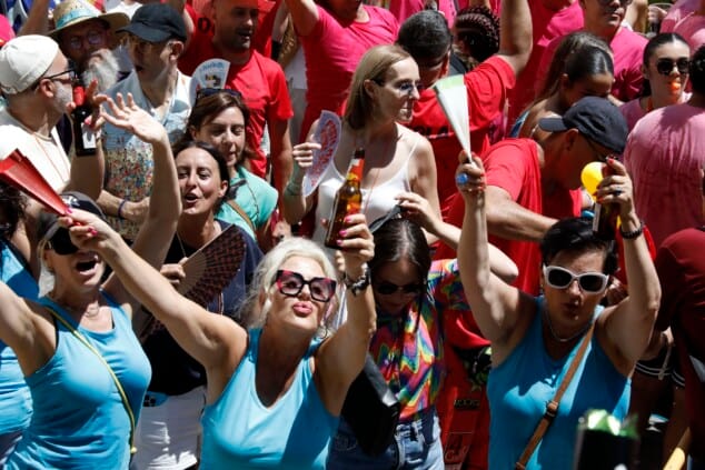 Dénia ya está en fiestas: miles de personas abarrotan la Glorieta en un arranque masivo 17 cohete anunciador de las fiestas de denia 2026 34
