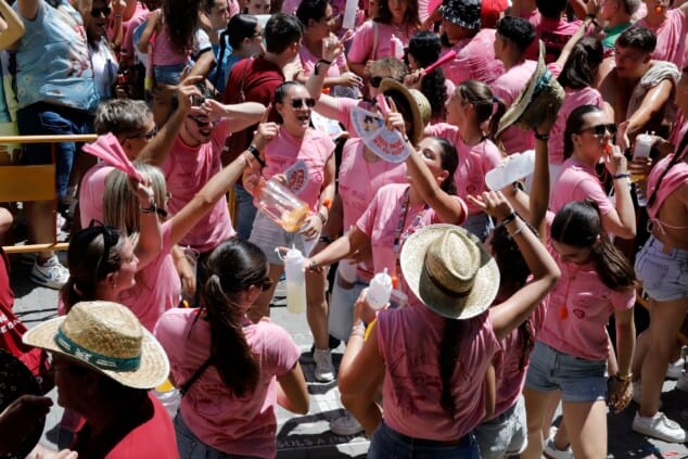 Dénia ya está en fiestas: miles de personas abarrotan la Glorieta en un arranque masivo 16 cohete anunciador de las fiestas de denia 2026 35