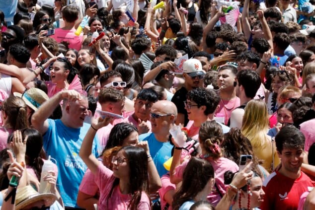 Dénia ya está en fiestas: miles de personas abarrotan la Glorieta en un arranque masivo 14 cohete anunciador de las fiestas de denia 2026 37
