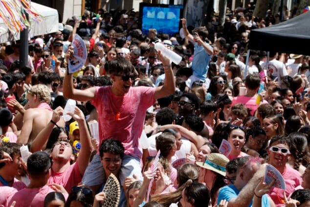 Dénia ya está en fiestas: miles de personas abarrotan la Glorieta en un arranque masivo 13 cohete anunciador de las fiestas de denia 2026 38