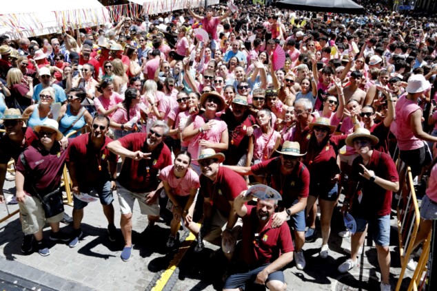 Dénia ya está en fiestas: miles de personas abarrotan la Glorieta en un arranque masivo 9 cohete anunciador de las fiestas de denia 2026 42
