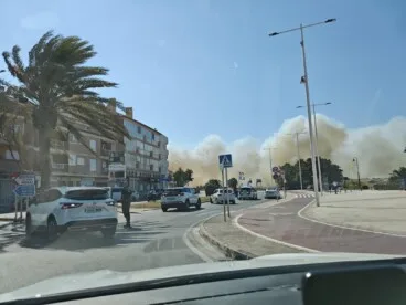 Columna de humo por el incendio, desde la playa El Raset