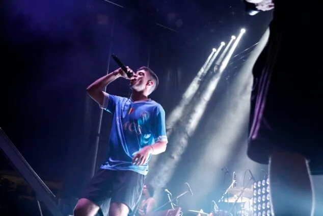 Goles, havaneres y un vuelco inesperado: la crónica de la noche más intensa de las fiestas de Dénia 24 concierto de serko en denia 2
