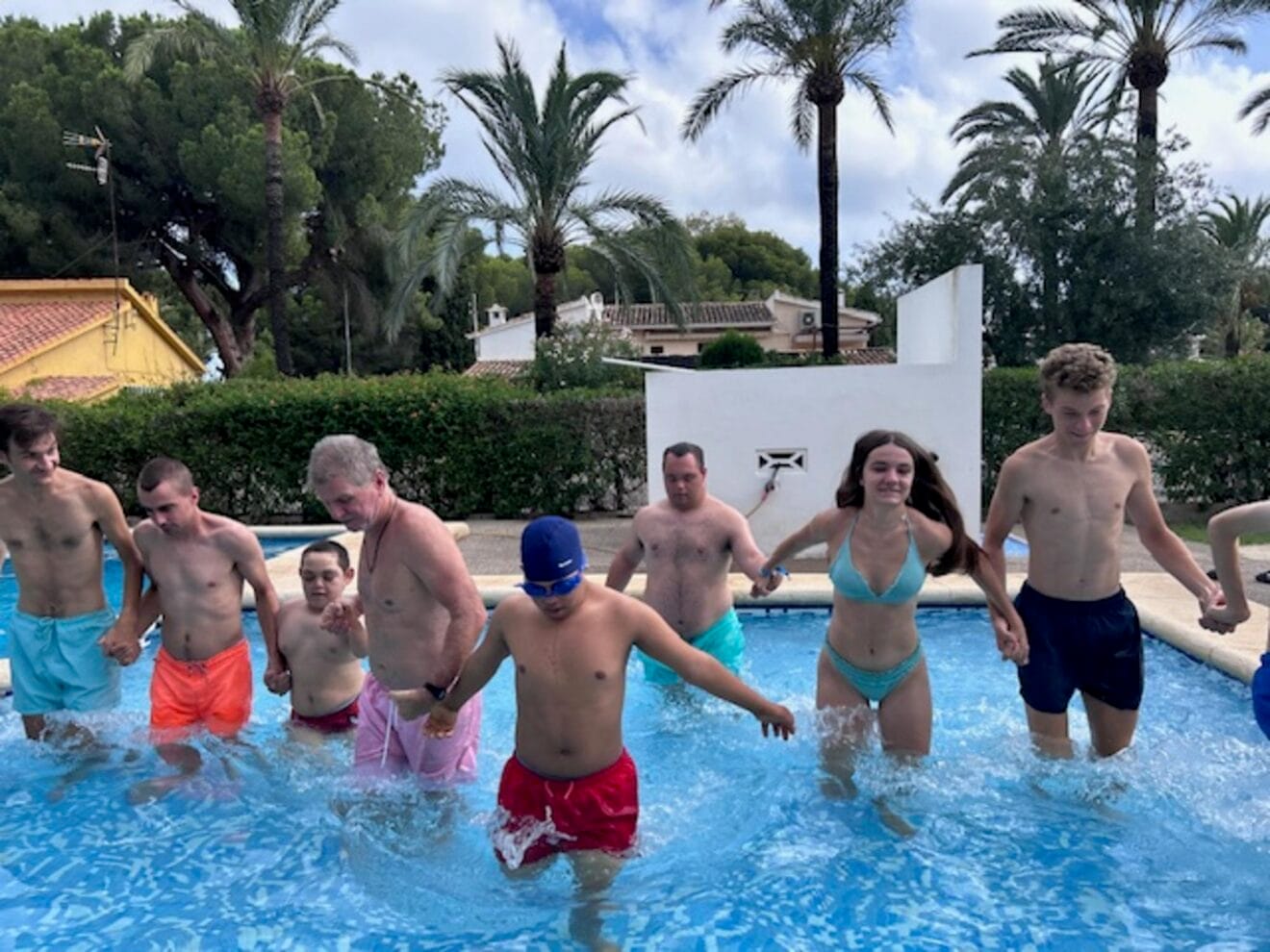Participantes del proyecto "Disfrutando del Verano" de Condenados al Bordillo en la piscina