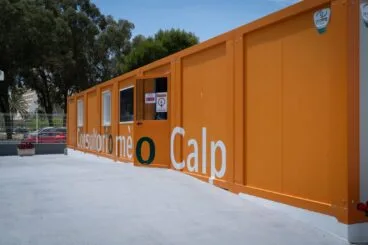 Refuerzo sanitario en Xàbia, Moraira y Calp, mientras Dénia debe esperar para el consultorio de Les Marines 2 Fotografía del exterior del consultorio médico modular de color naranja con el texto "Consultorio médico Calp".