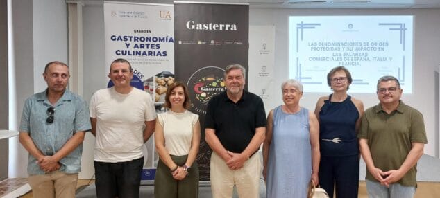 Dénia, epicentro de la innovación gastronómica con la defensa de los TFG de la UA 2 Imagen: Foto de grupo de alumnos y profesores en la defensa de TFG de Gastronomía de la UA en Dénia, con carteles de Gasterra y el Ayuntamiento.