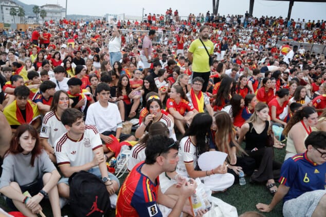 Dénia se echa a la calle para celebrar el título mundial de fútbol de España 28 denia celebra el titulo mundial de espana 34