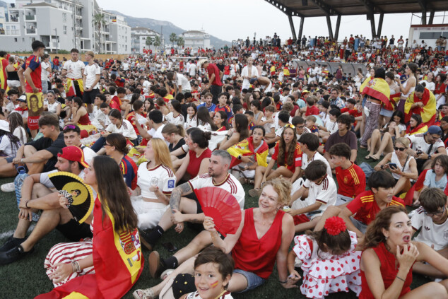 Dénia se echa a la calle para celebrar el título mundial de fútbol de España 2 Imagen: Cientos de personas ven la final del Mundial de Fútbol en el Diego Mena de Dénia