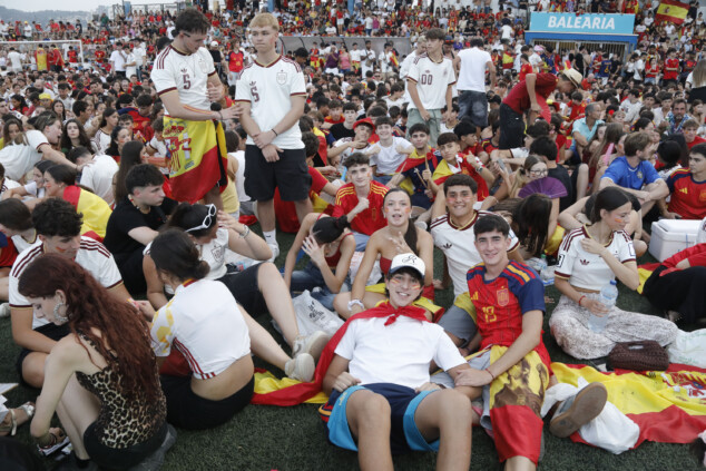 Dénia se echa a la calle para celebrar el título mundial de fútbol de España 19 denia celebra el titulo mundial de espana 42