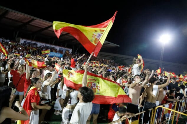 Dénia se echa a la calle para celebrar el título mundial de fútbol de España 57 denia celebra el titulo mundial de espana 5