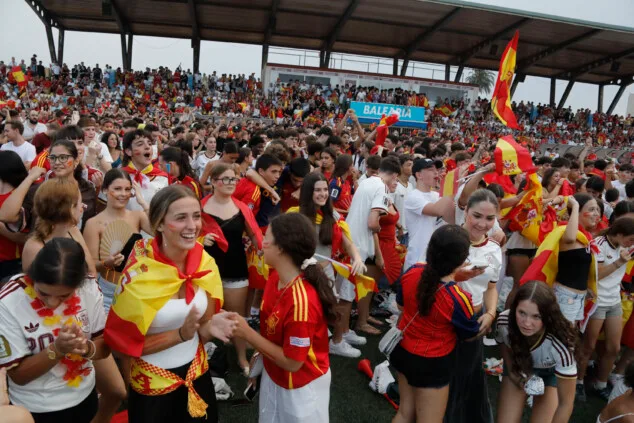 Imagen: Ambiente en el Diego Mena de Dénia en el partido de la final del Mundial de Fútbol España-Argentina