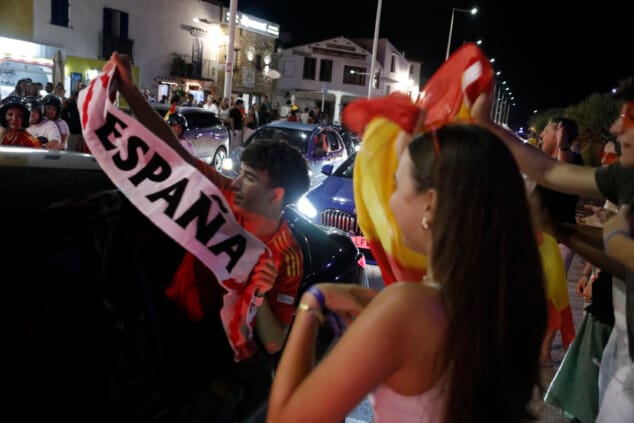 Dénia se echa a la calle para celebrar el título mundial de fútbol de España 54 denia celebra el titulo mundial de espana 8