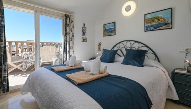 Ático Marysol: un ático familiar en Xàbia junto a la playa de la Grava 5 dormitorio principal con bano en suite