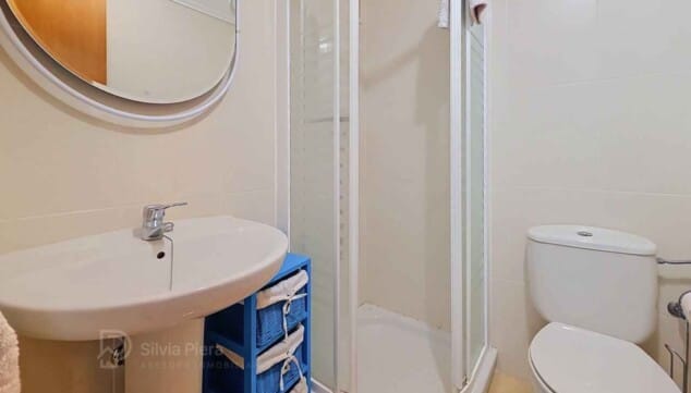 dos cuartos de bano completos