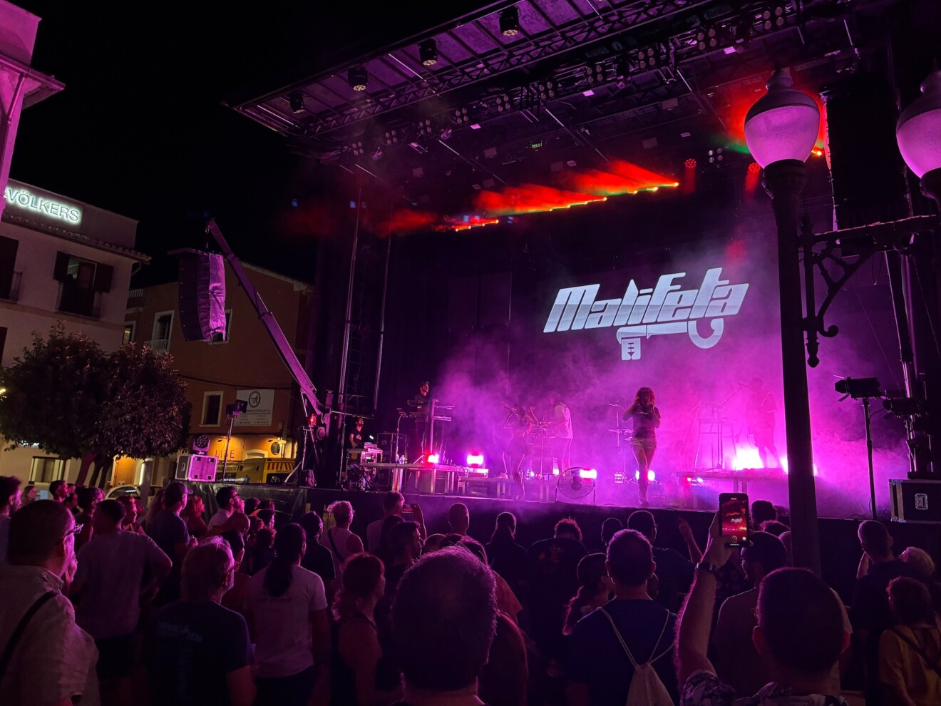 El grupo Malifeta puso a bailar a la Glorieta en una de las noches más animadas de las fiestas locales