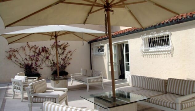 Los 5 muebles que toda terraza debe tener este verano 6 Imagen: El sombrillón excéntrico, protección con estilo contra los rayos UV
