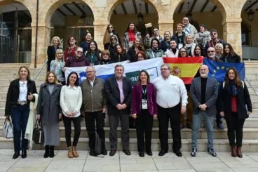 UNED Dénia: el proyecto europeo por la igualdad de género culmina 18 meses de trabajo 7 Foto de grupo de las delegaciones internacionales del proyecto Erasmus+ en las escaleras de UNED Dénia con banderas.