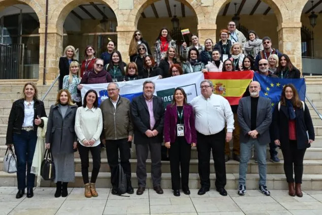 UNED Dénia: el proyecto europeo por la igualdad de género culmina 18 meses de trabajo 1 Imagen: Foto de grupo de las delegaciones internacionales del proyecto Erasmus+ en las escaleras de UNED Dénia con banderas.