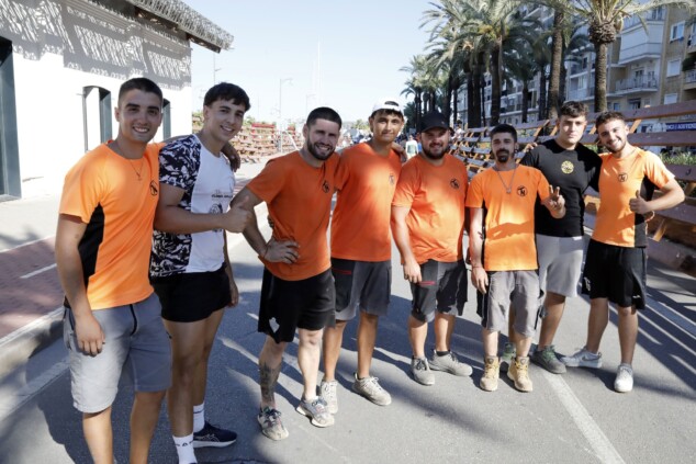 Dénia ya está en fiestas: miles de personas abarrotan la Glorieta en un arranque masivo 6 entrada de bous a la mar de denia 2