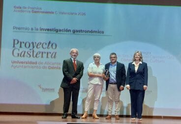 Cuatro personas en un escenario durante la entrega del premio a la investigación gastronómica al Proyecto Gasterra.