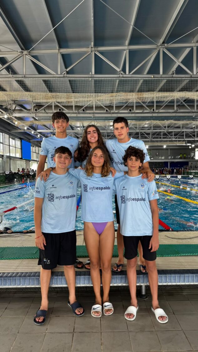 El Club Natació Dénia firma el mejor Campeonato Autonómico Infantil de su historia con ocho medallas 2 Imagen: Nadadores del equipo infantil del Club Natació Dénia posando en una piscina de competición.