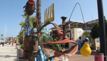 Esculturas de vanguardia expuestas junto al mar Mediterráneo