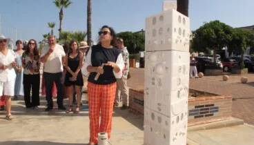 Esculturas modernas junto al mar Mediterráneo en Dénia