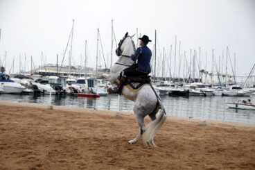 El espectáculo ecuestre «Caballos de ensueño» ofreció una exhibición de doma en el recinto taurino del puerto