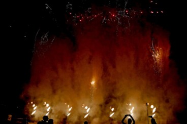 El cielo de Dénia se ilumina con el castillo de fuegos artificiales que cerró las fiestas patronales en Torrecremada