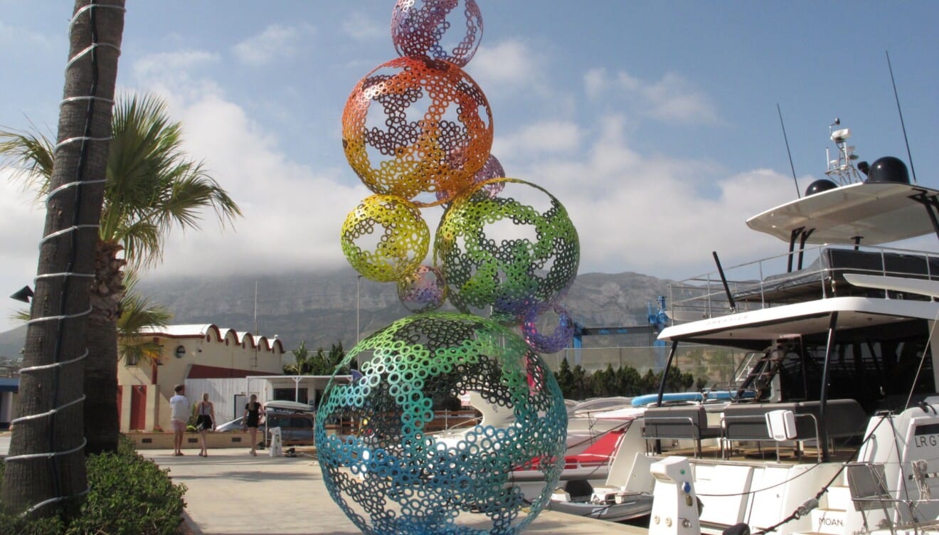 Exposición de arte en el puerto de Marina Dénia