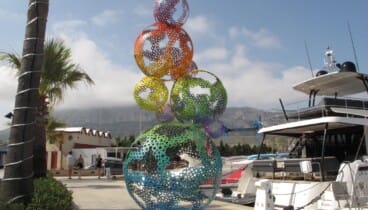 Exposición de arte en el puerto de Marina Dénia