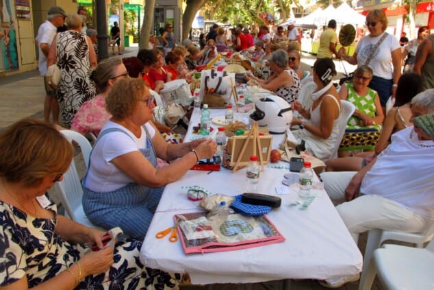 Del almuerzo en la Llotja al tributo a Fito: así se vivió el segundo día de las Fiestas de Dénia 2 Imagen: La calle Marqués de Campo se convierte en un gran taller al aire libre con la tradicional exhibición de «boixets»