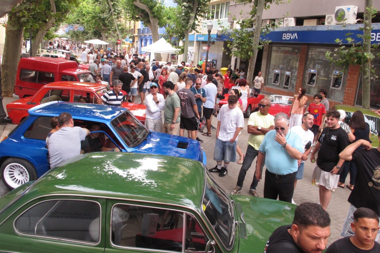 La calle Marqués de Campo se llenó de curiosos para admirar la exposición de motos y coches clásicos
